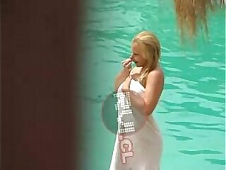 Topless de Matilde Bonasera en piscina