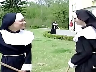 Oszustwo zakonnica traci dziewictwo od mistrzów potajemnie 